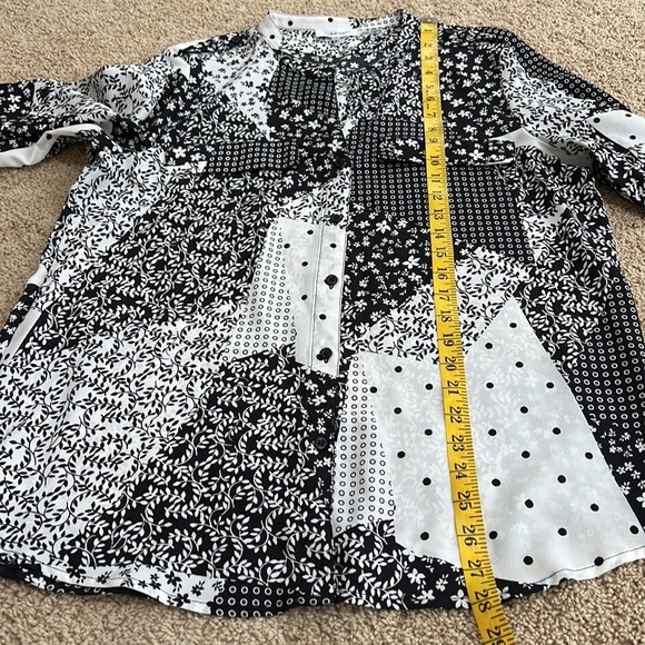 Calvin Klein large white/black printed front button top. - Picture 6 of 8